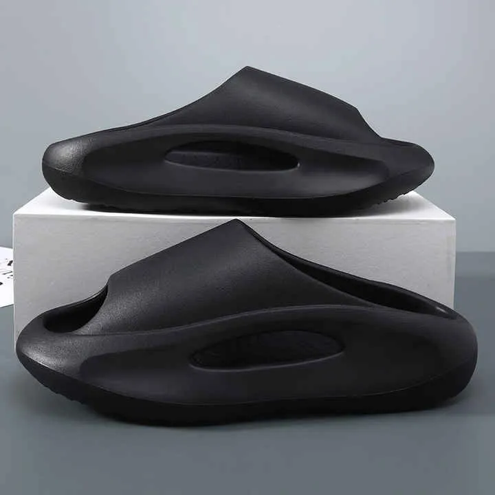 شرائح إيفا مريحة مختلفة الحجم للنساء والرجال . Comfortable EVA Slippers Different Sizes